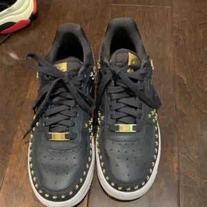 Nike Air Force 1 low “star studded” black sneaker